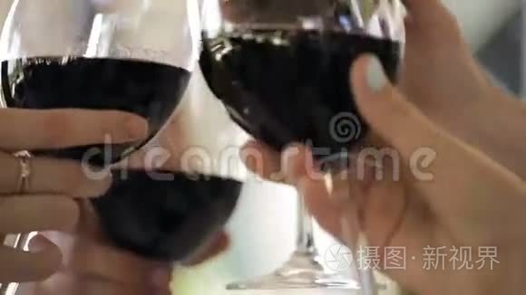 用红酒和烤面包夹着酒杯。