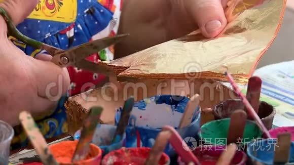 用油漆和金叶画的陶土玩具