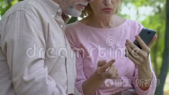 帮助老妇人使用带有触摸屏的智能手机的老人