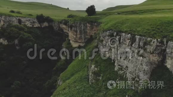 鸟瞰峡谷中的悬崖，河流流过它。 山区的夏季景观