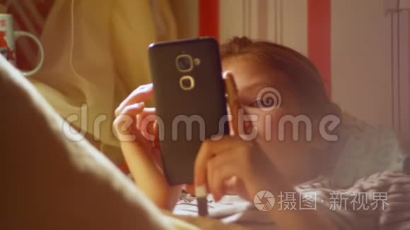 智能手机女孩睡前上网视频