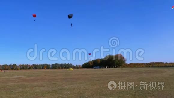 许多伞兵降落在地上视频