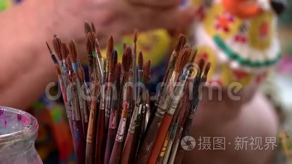 用油漆和金叶画的陶土玩具