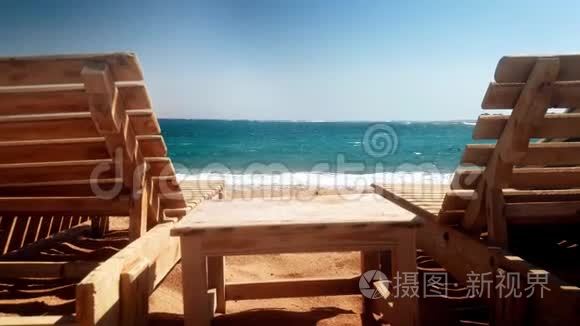 4k录像，两个旧木制休息室在海上海滩在大风日