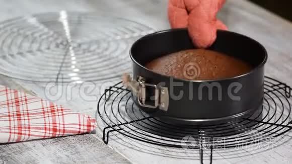 新鲜出炉的自制巧克力海绵蛋糕..