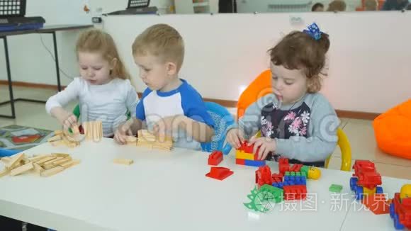 孩子们`开发一个游戏室。 幼儿在娱乐课上的情绪。 孩子们在这里建造建筑物