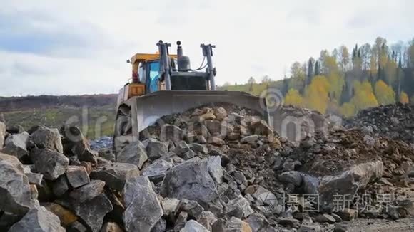 推土机搬运石头和泥土视频