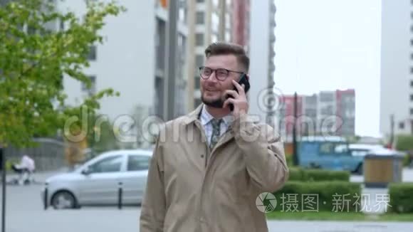 快乐的欧洲商人在户外打电话