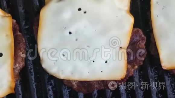 在烤肉美食汉堡烹饪中加入芝士视频