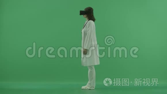 医生用虚拟现实眼镜看着左边视频