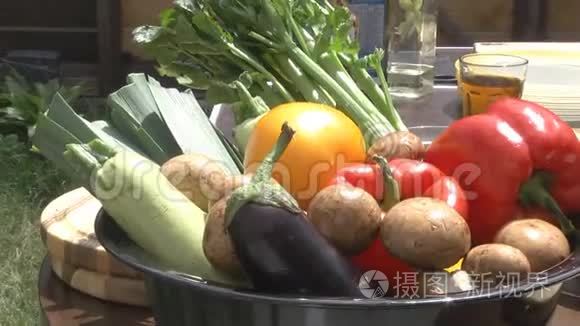 桌子上的蔬菜和调味品
