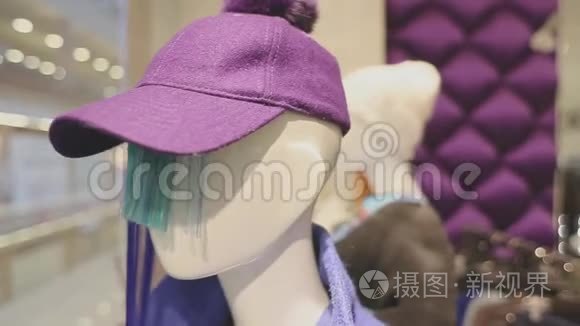 穿着时髦设计师服装的橱窗里的模特