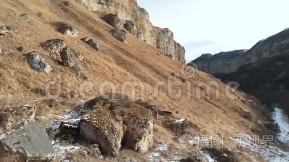 沿高加索峡谷岩壁运动的鸟瞰图.. 离斜坡很近