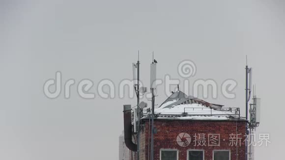 雪覆盖的住宅屋顶上的蜂窝天线视频