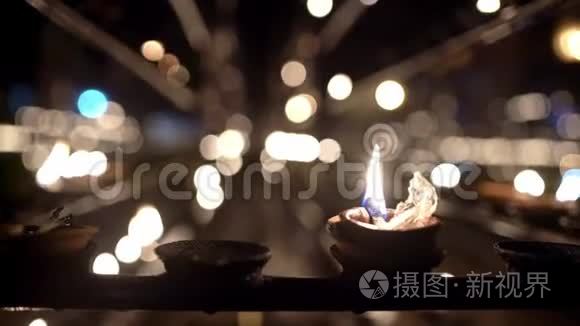 在佛教寺庙黑暗的内部燃烧油烛视频