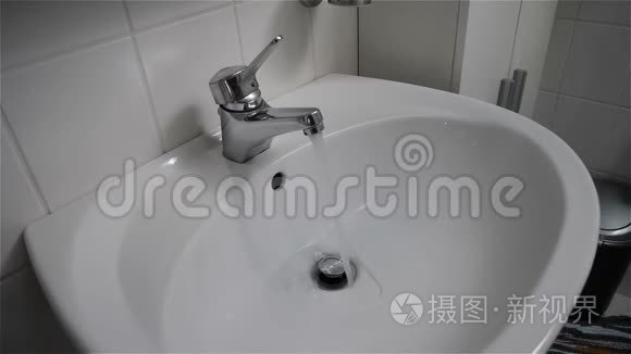 水龙头或自来水流入白色水槽