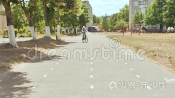 一个心情愉快的11岁女孩骑自行车，停车后竖起大拇指。