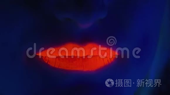 红唇女孩在紫外线下的视频视频