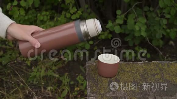 把茶倒入杯子里的热水瓶视频