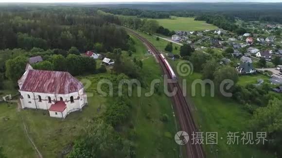 到达小村庄的旅客列车的鸟瞰图视频