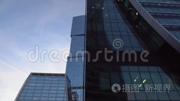 摩天大楼的玻璃立面特写。 现代建筑，未来主义设计