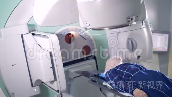 男性病人的放射治疗过程视频