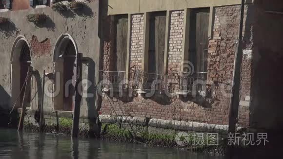 威尼斯运河中历史建筑的墙视频