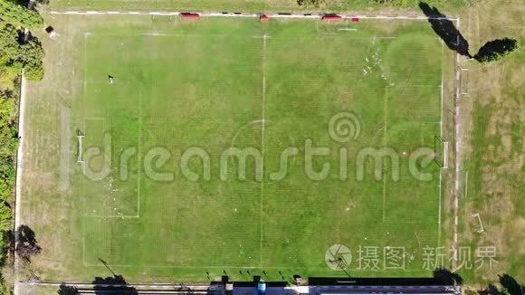小型业余足球场训练场的鸟瞰图
