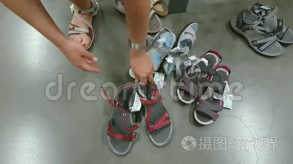 女孩测量鞋子视频