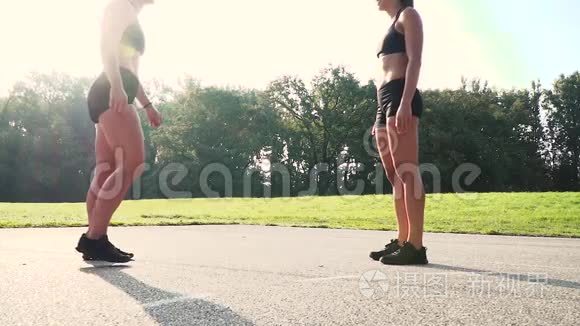 两个漂亮的健身女孩握手仪式视频