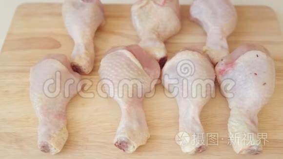 烧烤或烤鸡前煮鸡腿视频