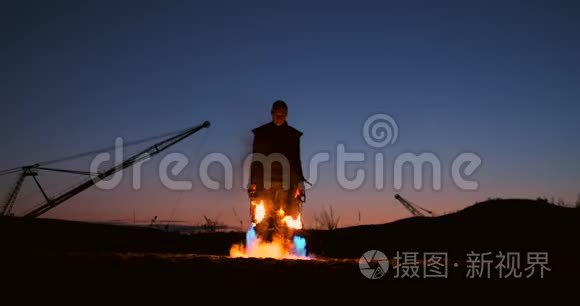 在日落时有火焰喷射器的人，动作缓慢。 僵尸启示录和万圣节的服装。