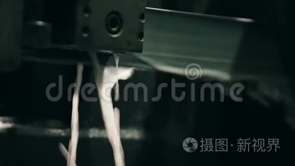 特写金属切割机切割一根大管子视频