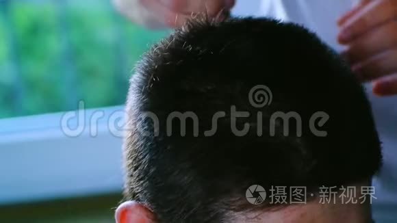 美国白人男性通过机器切割头发