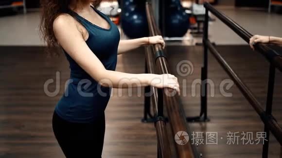 可爱的女孩在舞蹈学校做练习视频