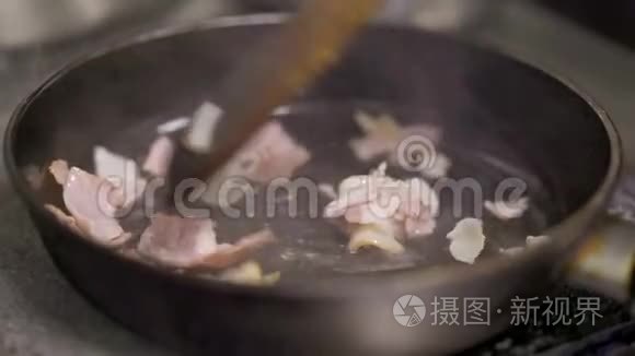 把一片烧在铸铁锅里的熏肉