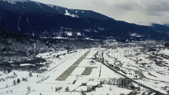 美丽的山腰机场，一条跑道，令人惊叹的背景和大量的雪，4K