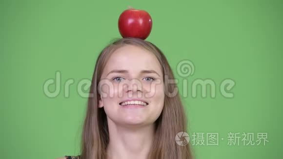 年轻漂亮的女人头上戴着苹果视频
