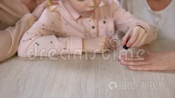 小女孩画奶奶指甲做指甲，女美女，休闲