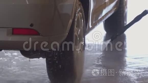 工人在洗车特写镜头前仔细地洗了车
