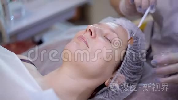 美容院女性面部年轻化的程序视频