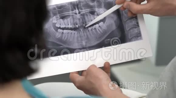 医生在牙科诊所接待病人视频