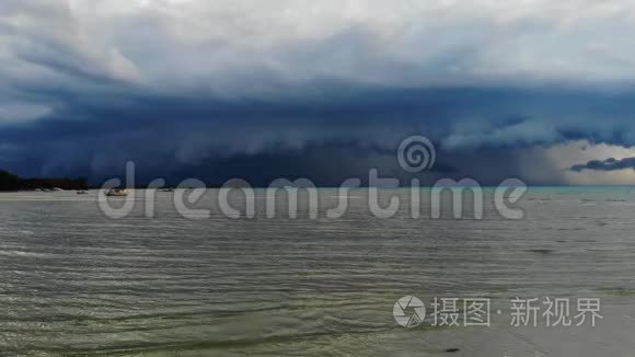 波涛汹涌的海面上乌云密布. 在苏梅岛附近的雨季，厚厚的蓝云漂浮在海面上