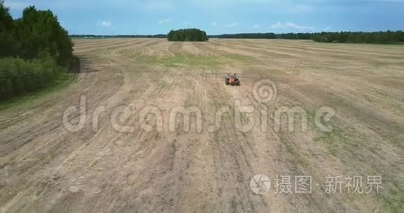 肥料撒播机沿着收割后的田地移动到摄像机