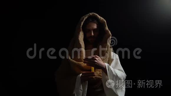 弥赛亚拿着蜡烛，为人们祈祷赎罪信仰和仁慈