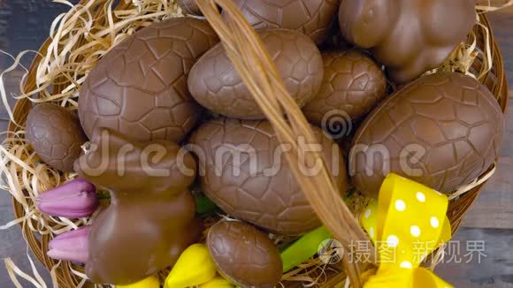 快乐的复活节头顶把巧克力复活节彩蛋放在篮子里。
