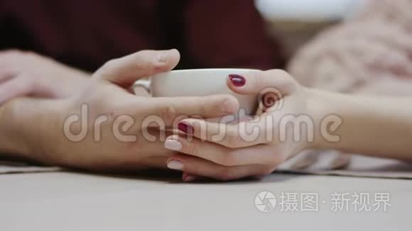 近距离拍摄男女手捧一杯茶视频