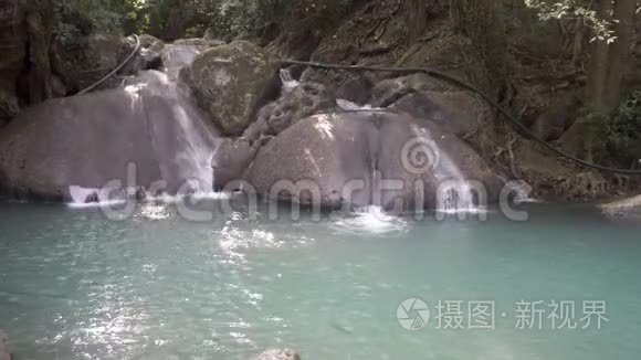埃拉万瀑布第一层在Kanchanaburi，泰国。 美丽的瀑布在森林深处，有翡翠般的水池