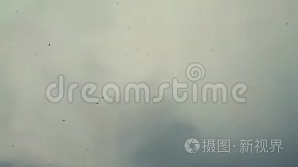 从多云的天空落下的雪花视频