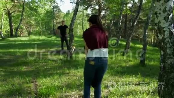 女孩和男孩在森林里玩狗视频